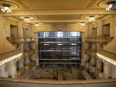 Da qui su possiamo avere una panoramica dell�intera sala. Si presenta con la classica disposizione del teatro all�italiana...